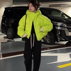FL232463冬の新商品はとても綺麗です。韓国系の小さいピンクのショートタイプの帽子と厚いパンの綿服のコートの女性です。