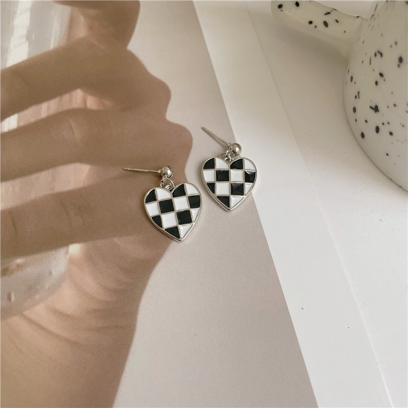 Metal Material Korean Version Of Black And White Checkerboard Dripping Heart Earrings Female Wholesale