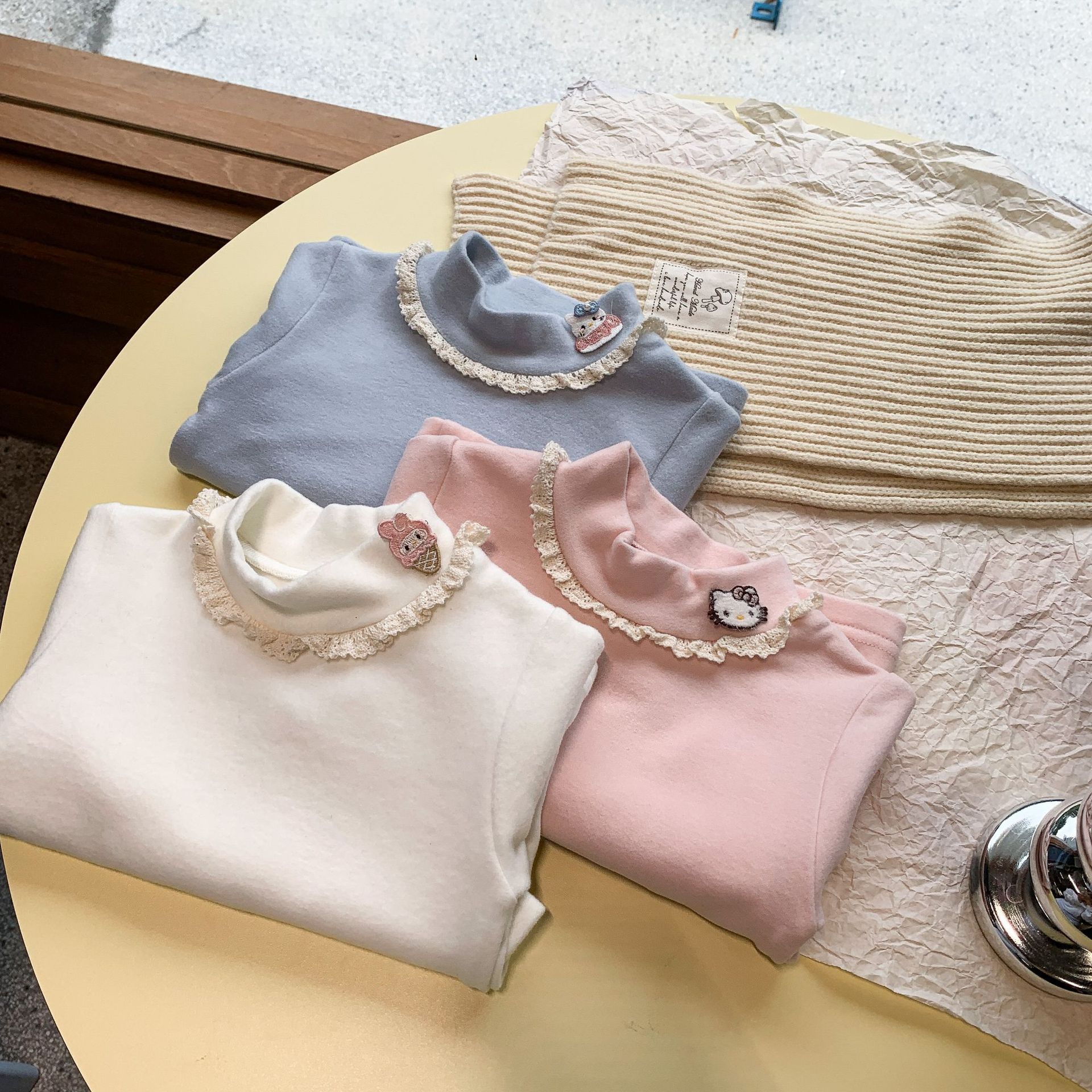 Sugar Pear ropa infantil de niñas camisa de fondo de cuello alto ropa de invierno gruesa 2025 nueva chaqueta de aire extranjero ropa de bebé de niña
