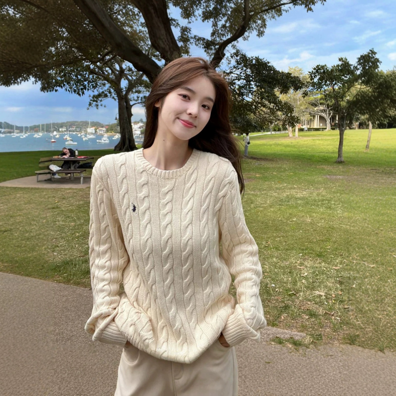 RL brand round-neck sweater with a small horse logo embroidered on it, featuring a classic cable-knit design and long sleeves, for women
