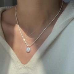 レトロなイタリアの波がきらきらと輝くバロックボタンのシンプルな真珠のネックレス