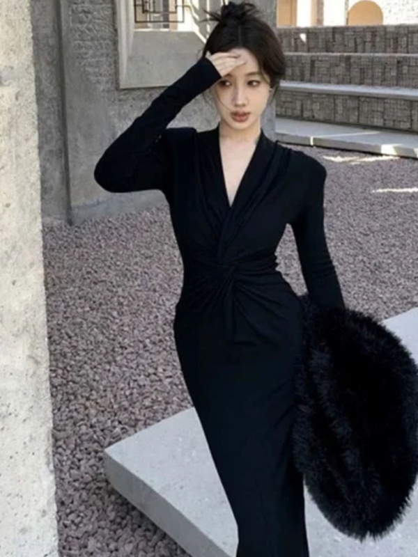 法式黑色高级感V领连衣裙女春秋新款修身显瘦御姐小众包臀长裙子|undefined