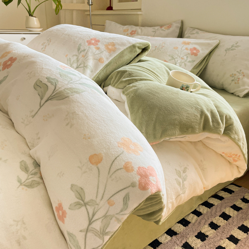 2025 nuevo dibujo animado de leche de seda de cuatro piezas en invierno engrosado calentamiento sábanas de seda de coral cubierta ropa de cama