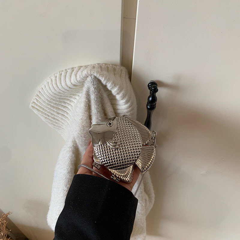 Personalidad elegante de metal en forma de pescado bolso 2025 nuevo dulce lindo extraño hombro mini bolso de lápiz labial de moda