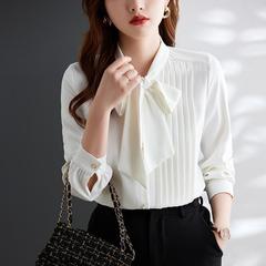 長袖のシャツの女性の秋の服の職業の婦人服の上着の気質のゆったりしている蝶結びのシャツのしわの販売の作業服の女性