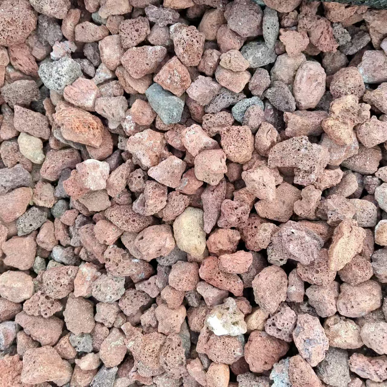 红色黑色火山石颗粒 1-3公分滤料污水处理蜂窝孔隙 火山岩