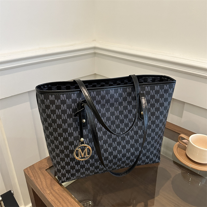 Bolso de gran capacidad para mujeres 2024 nuevo otoño invierno universal nicho de diseño de clase bolsa de hombro de viaje bolsa de mano