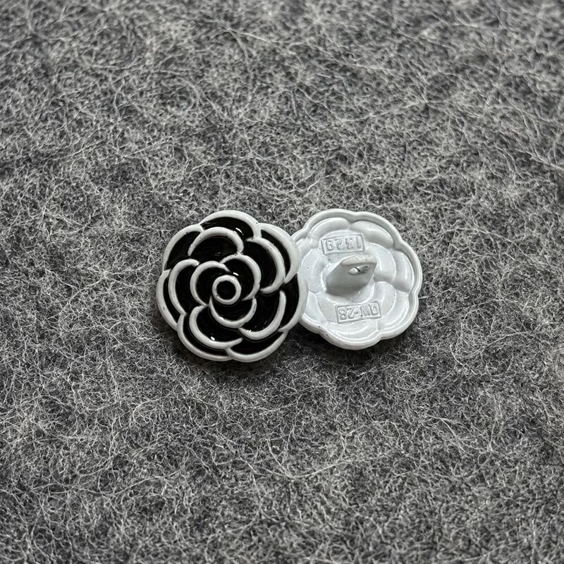 Wholesale Black and White Rose Flower Buttons for Sweaters, Cardigans, Knitwear, Hand-Sewn High-End Metal Buttons Wholesale Black and White Rose Flower Buttons for Sweaters, Cardigans, Knitwear, Hand-Sewn High-End Metal Buttons