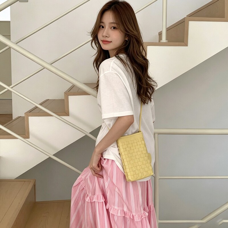 Woven mobile phone bag for women, versatile shoulder and crossbody bag, 2026 new summer mini bag, lightweight lipstick bag Woven mobile phone bag for women, versatile shoulder and crossbody bag, 2026 new summer mini bag, lightweight lipstick bag