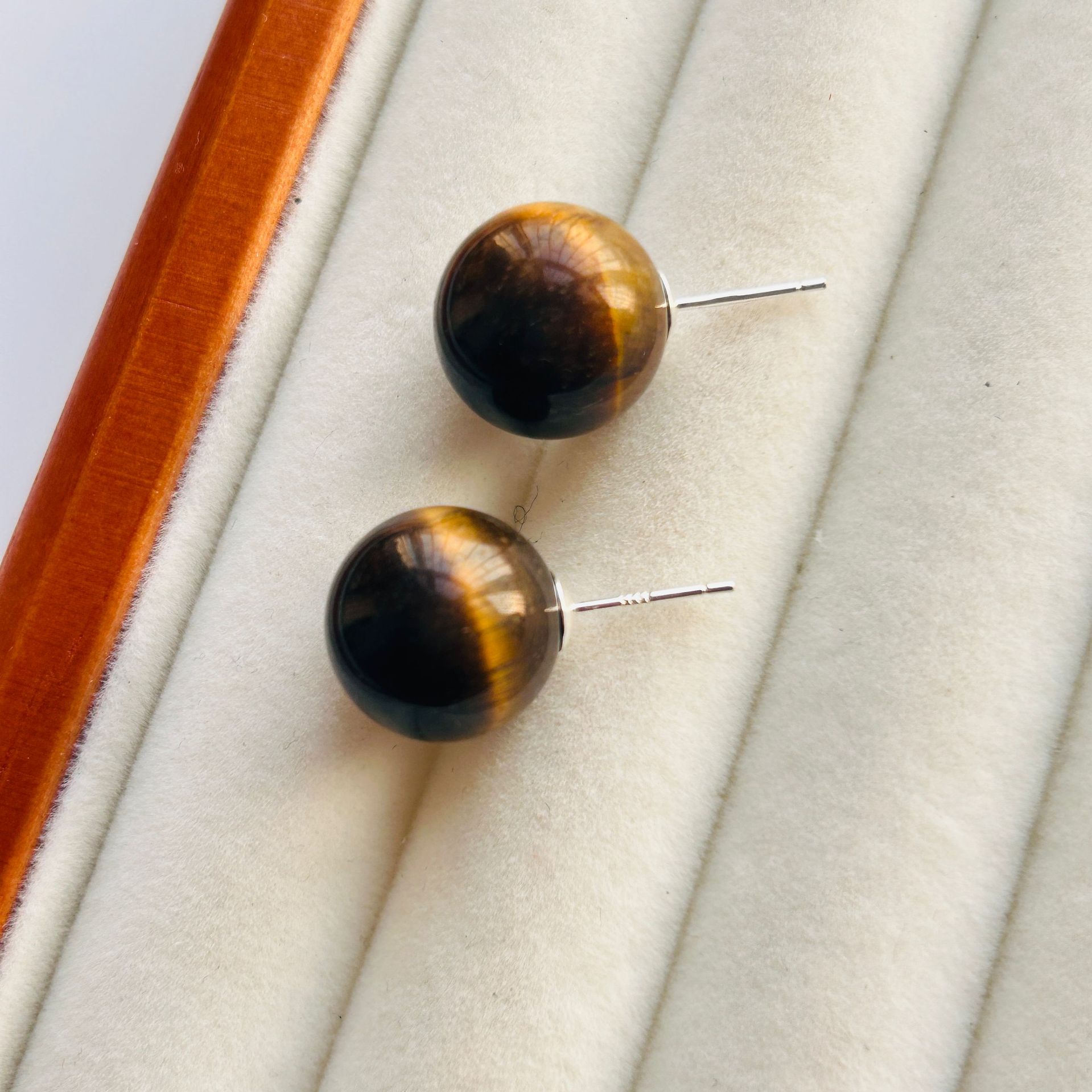 high-end, simple, niche, suitable for square and round faces, Maillard autumn and winter earrings_voghion.com