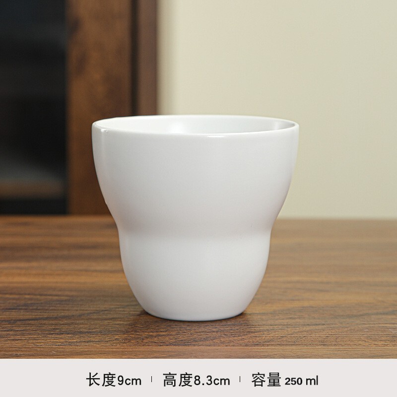 日本式の手はコーヒーのコップの陶磁器のマグカップの女性の高い顔の値の水の杯のイタリア式の濃縮の杯のプルカップのラテカップを握ります。|undefined
