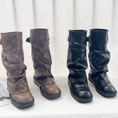 古い積み上げ靴の太さと厚い底の弾力性の柔らかい皮のブーツを作って長靴のベルトのバックルを積み上げて廃土風を飾ります。