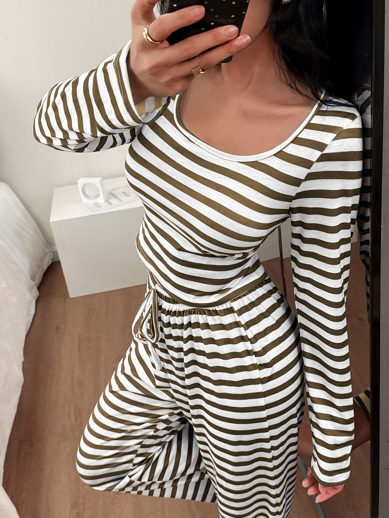 Amazon Europa y América transfronterizas damas de moda de cuello cuadrado rayas casuales delgadas pantalones de mangas largas pijamas set de ropa para el hogar