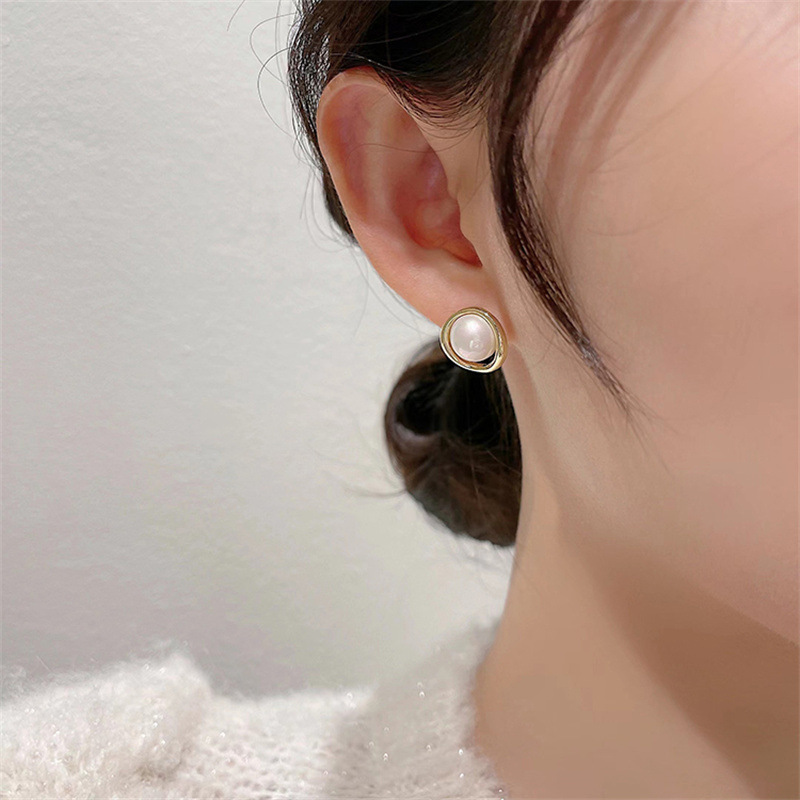 Simple Light Luxury Red Round Pearl Earrings Niche New Year 2022 New Trendy Earrings display picture 3