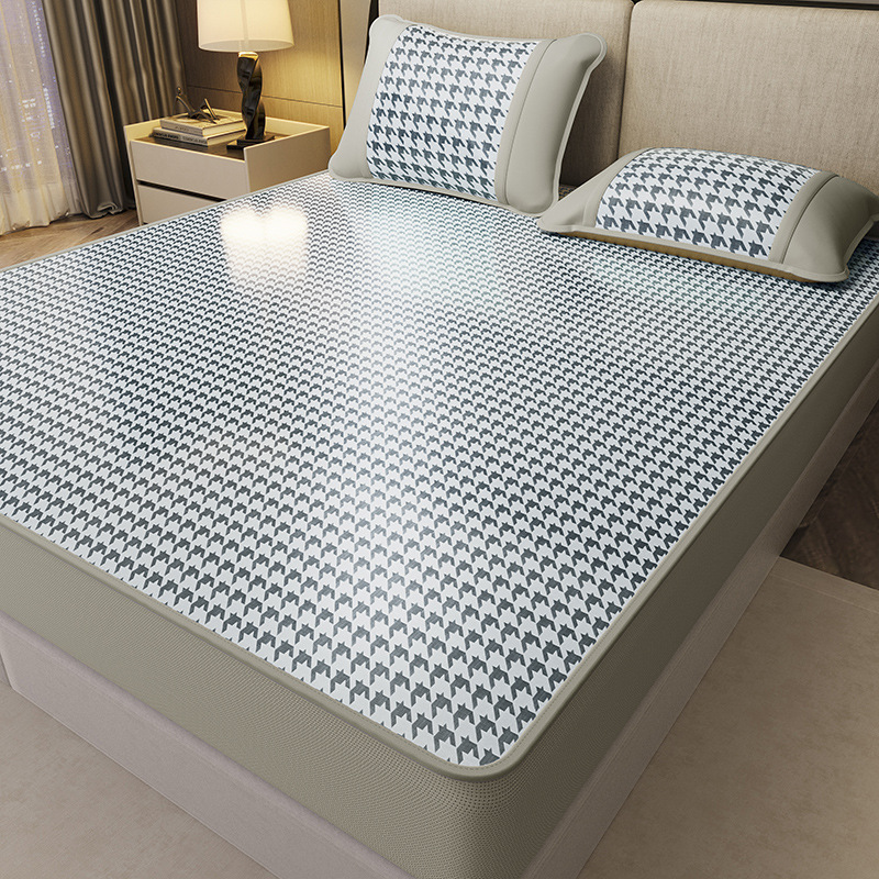 Nueva capa de cama de seda de hielo de verano de clase A 2025 nueva cubierta protectora de colchón todo incluido sábana cubierta de cama de tres piezas
