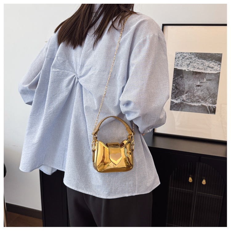 Unisex Pu Heart Shape Solid Color Elegant Streetwear Sewing Thread Square Hidden Buckle Shoulder Bag display picture 6