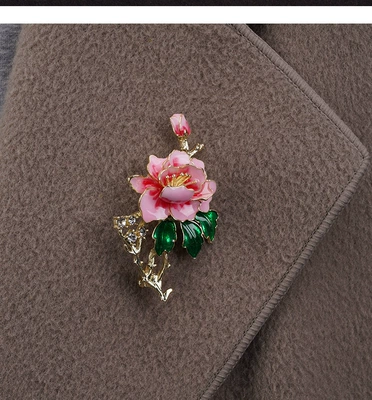 Chinese-Style Peony Brooch with a High-End Feel, Symbolizing Prosperity and Elegance, Fashionable and Versatile Enamel Pin Brooch (Yaxa sancaqları) - pink-peony-brooch