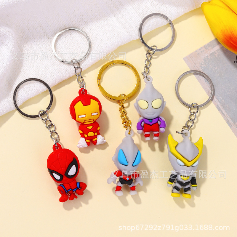 Nuevos llaveros de dibujos animados Ultraman Marvel Spiderman colgante mochila decoración