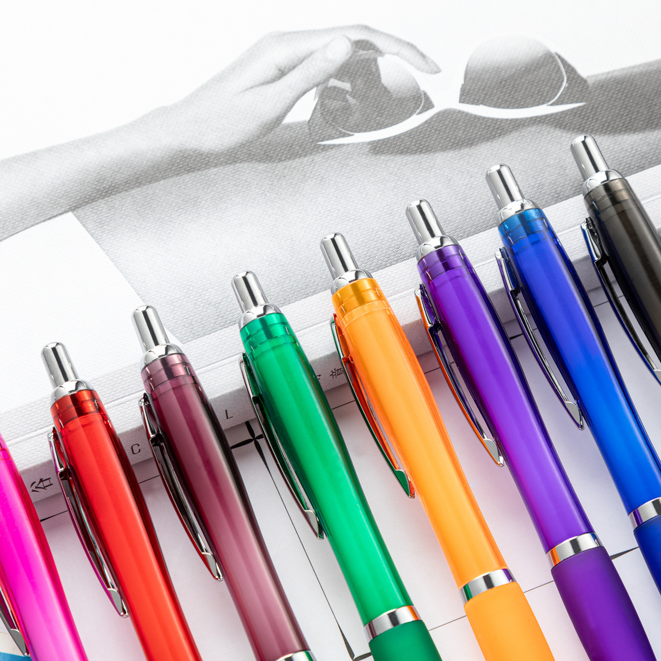 Bolígrafos de colores tipo calabaza, clic suave, imprimibles con logo, ideales para publicidad.