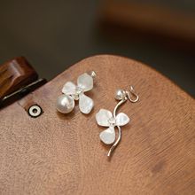 刘亦菲同款夸张白色花朵耳环2025新款爆款高级感耳钉蚊香盘耳夹女