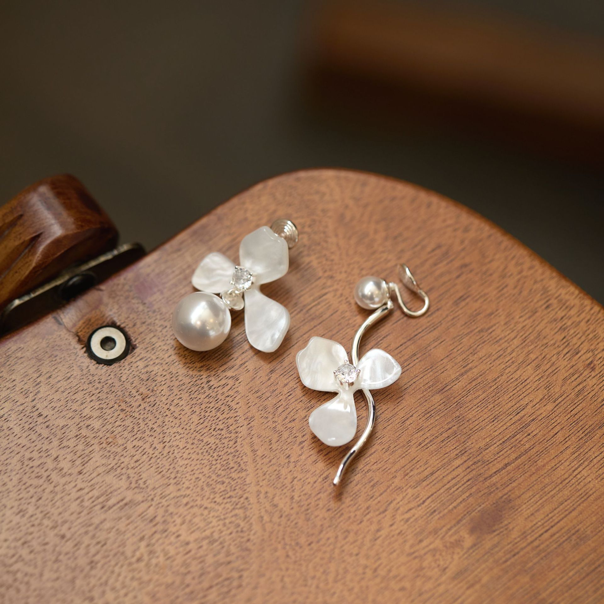 刘亦菲同款夸张白色花朵耳环2025新款爆款高级感耳钉蚊香盘耳夹女