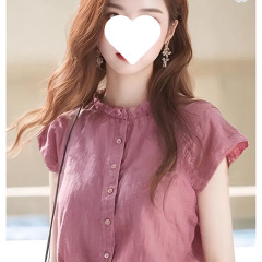ファッショナブルなスタンドカラーと小さなフライングスリーブシャツ、ニッチな夏のユニークで美しい半袖シャツトップ