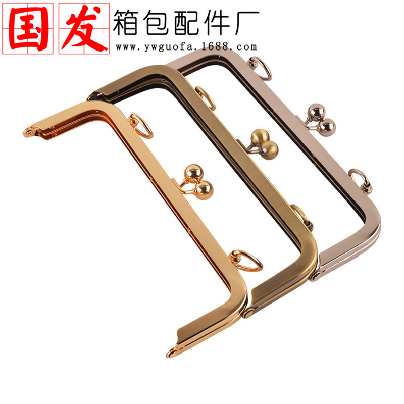 [Nuevo producto] agujero de tornillo 20 * 6.5cm cuadrado brillante retrogrado oro cruzado bolso de mano