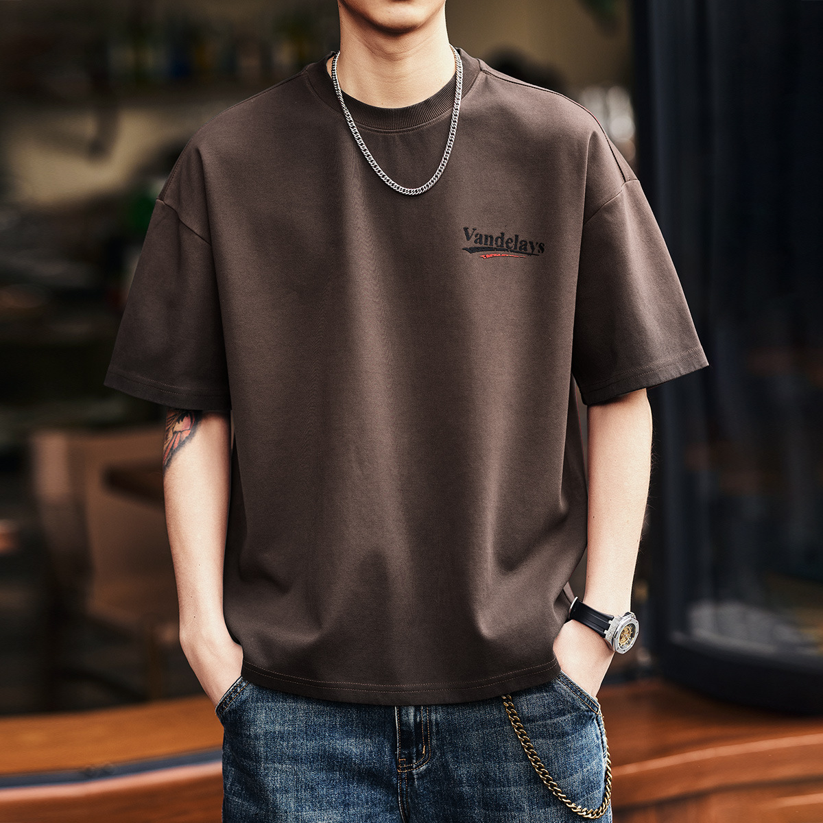 темно-коричневый