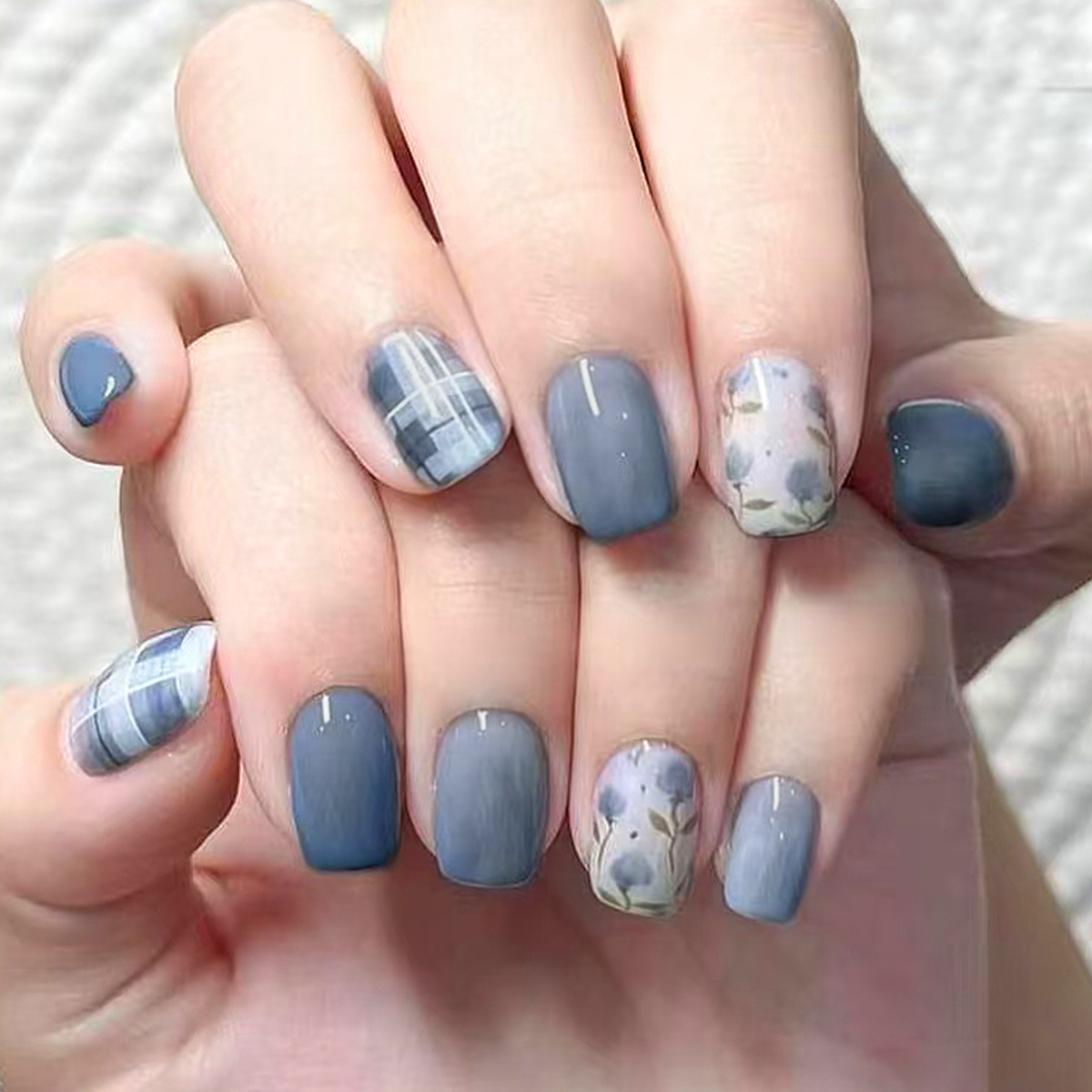 Spring Day's Misty Blue Plaid Pattern with Fresh Little Flowers, Gentle and Sweet, Suitable for Young Girls, Detachable Nail Art Set of 24 Pieces
