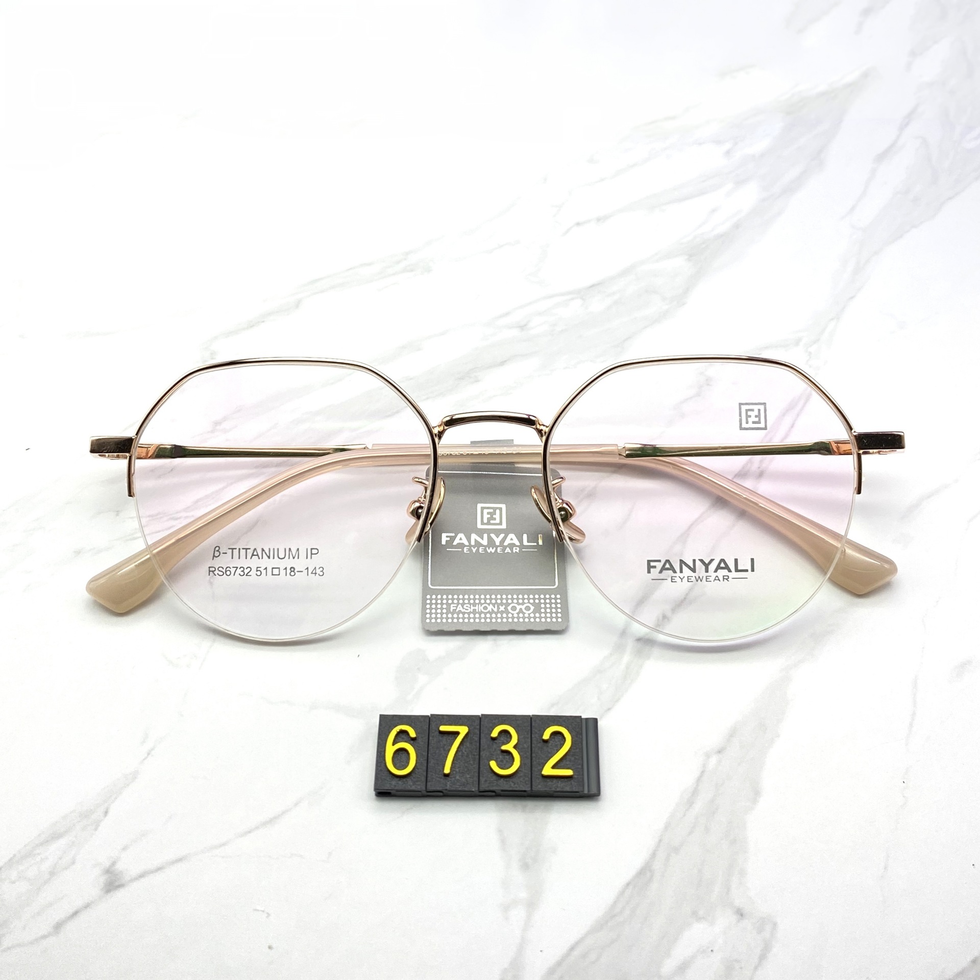 Venta al por mayor RS6732 ultra-ligero moda retro semi-titanio marco puro titanio nariz almohadilla de dos colores IP chapado resistente al color