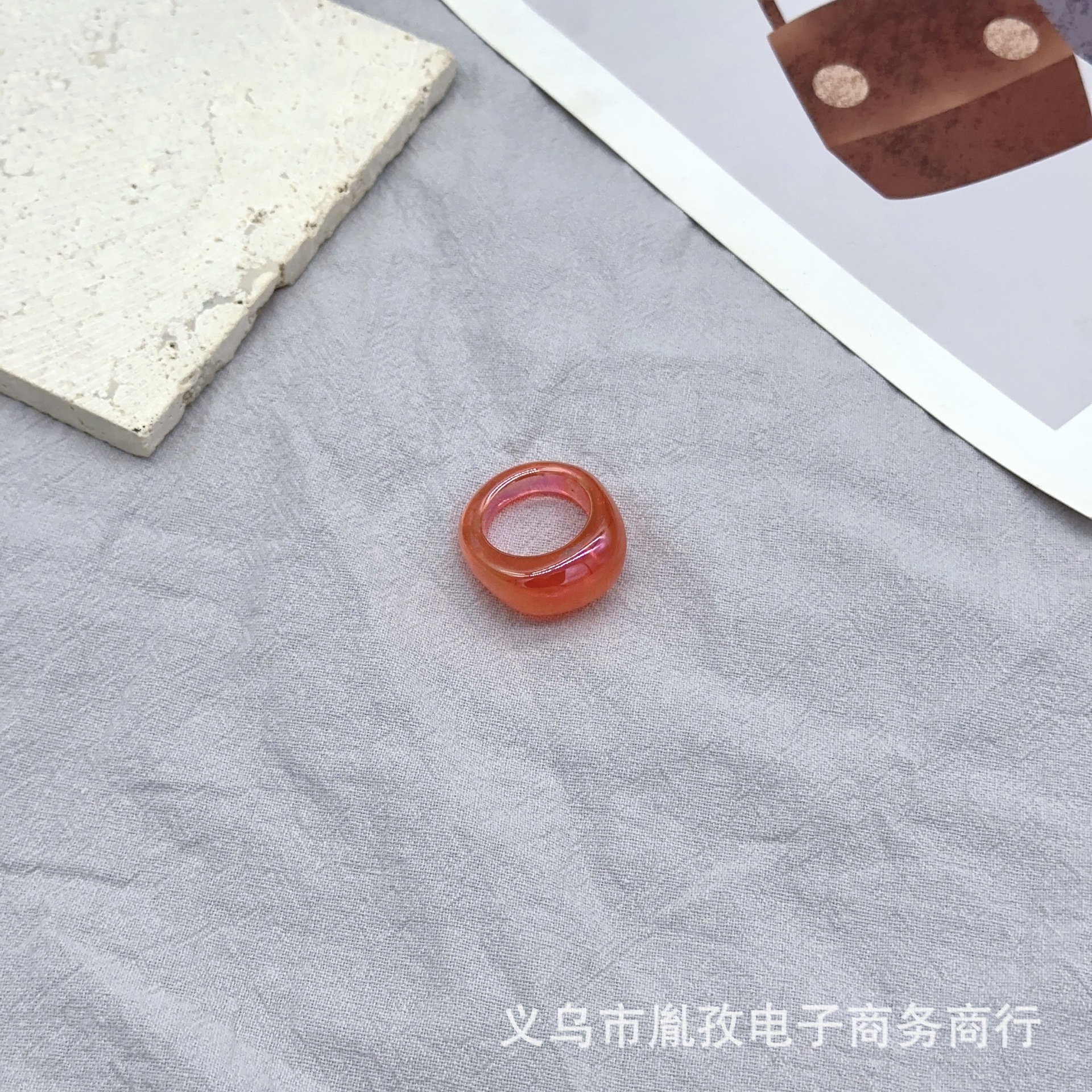 Nuevo japonés y coreano ins estilo neto rojo retro colorido resina acrílico anillo de las mujeres de moda simple estilo frío anillo