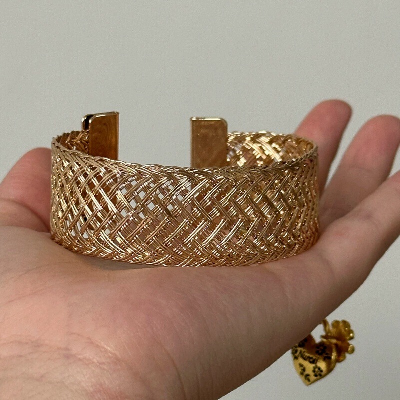 Vintage Gold Hollow-Out Bracelet, Fashionable Niche Stackable Bracelet, Elegant Light Luxury Niche Design Jewelry