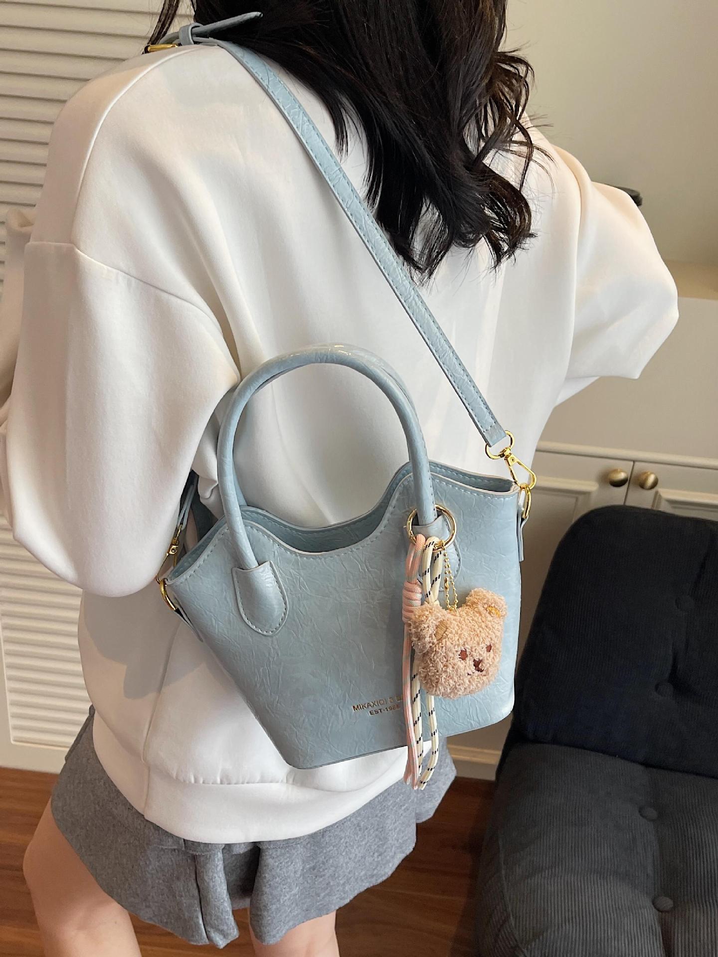 Versión coreana del bolso de cubo de mano casual simple para mujer 2025 nuevo bolso de hombro de viajero de todo fósforo bolso de mensajero de tendencia de moda
