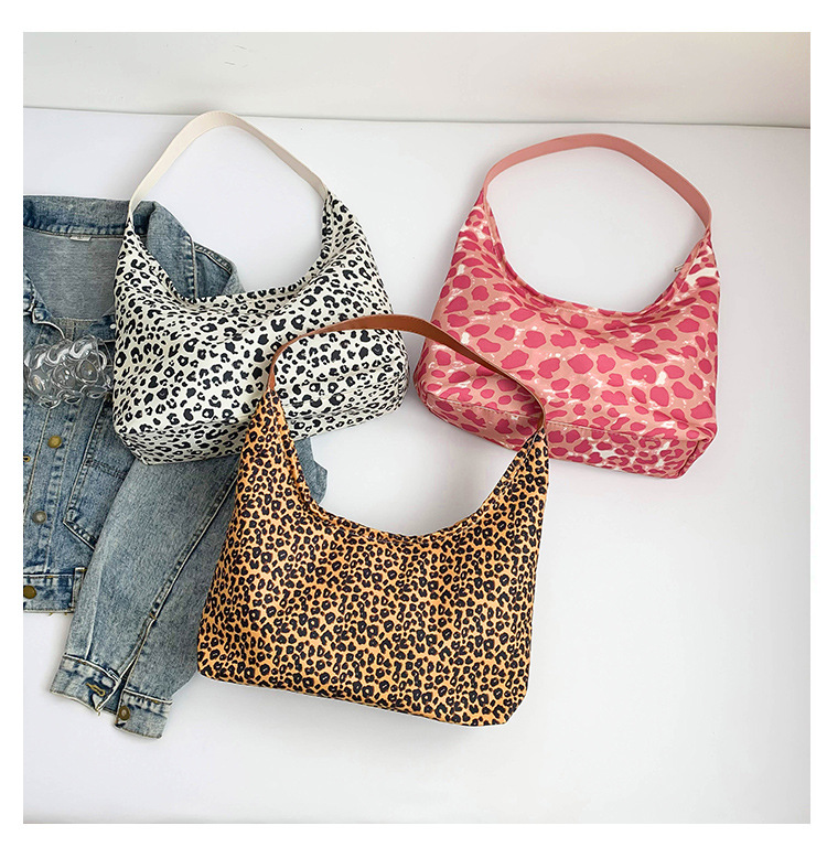 A new minimalist canvas bag with a large capacity in Korean fashion, a leopard print commuter single-shoulder crossbody bag undefined