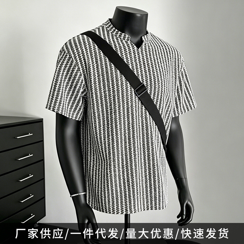宽松显瘦男士 T 恤立领短袖条纹肌理感夏季休闲百搭立领上衣批发