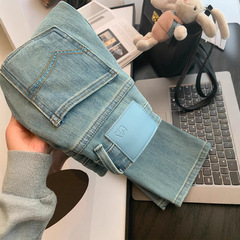 腰が高くて痩せています。