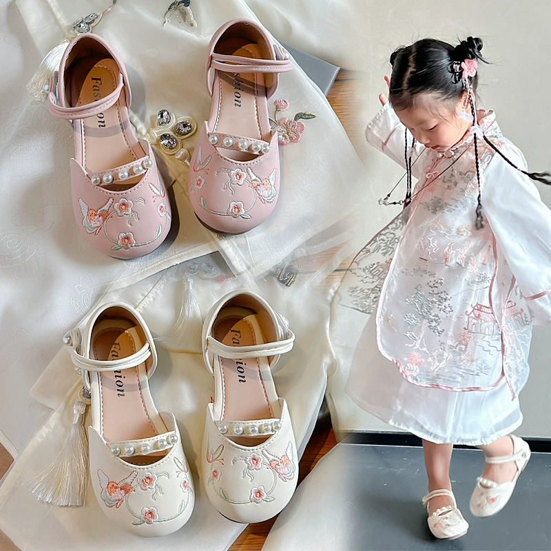 Полубедроны для девочек Лето 2024 Новый национальный ветер жемчужные полые сандалии Детские маленькие и средние дети Принцесс обувь прилив