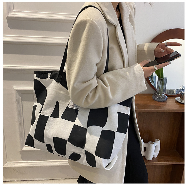 Women's Bag Fashionable Korean Style Ins Shoulder Underarm Bag Fashionable Small Fresh Wear Match 2021 Autumn Personality Underarm Bag display picture 14