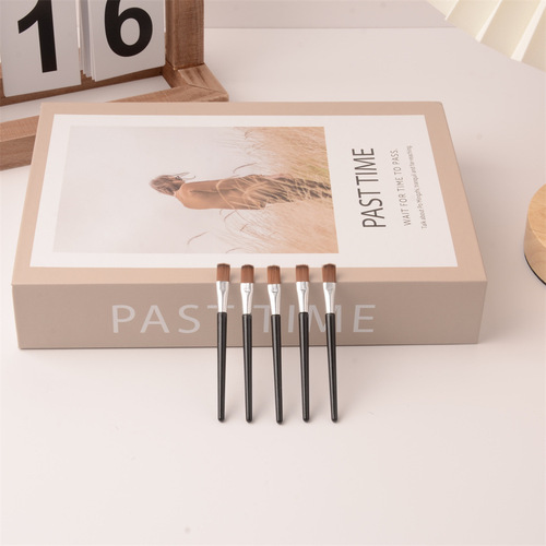Direct Manufacturer Sales Single Eyeshadow Brush Slanted Head Brush Mini Portable Flat Head Eyeshadow Stick Lip Brush Beauty Makeup Tool