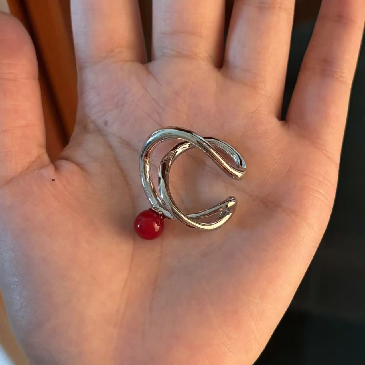 Dulce y fresco, doble capa enrollada, cuentas redondas rojas, pinza para la oreja sin orejas, nicho femenino, viento frío, pendientes geométricas retorcidas