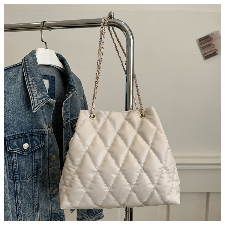 2024 invierno nueva cadena rombo solo hombro bolso de las axilas Moda casual personalizada bolsa de cubo del todo-fósforo de las mujeres