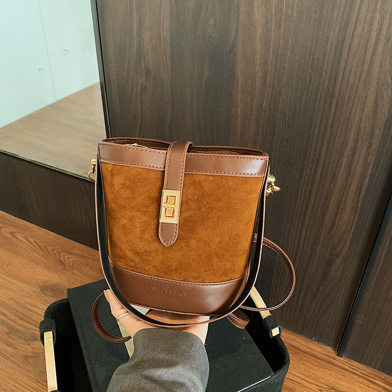 Bolso retro para mujeres 2025, nuevo bolso de estilo extranjero, diseño de nicho de empalme elegante, bolso de hombro inclinado