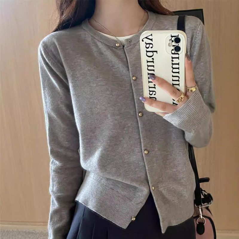 New Gray Knitted Cardigan for Women in Autumn, High-End Sweater Jacket, Early Autumn Thin Long-Sleeved Top