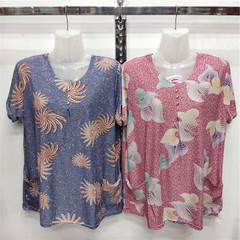 お母さんの夏服の半袖の氷糸のtシャツの中で高齢者の薄いタイプの上着はゆったりしています。