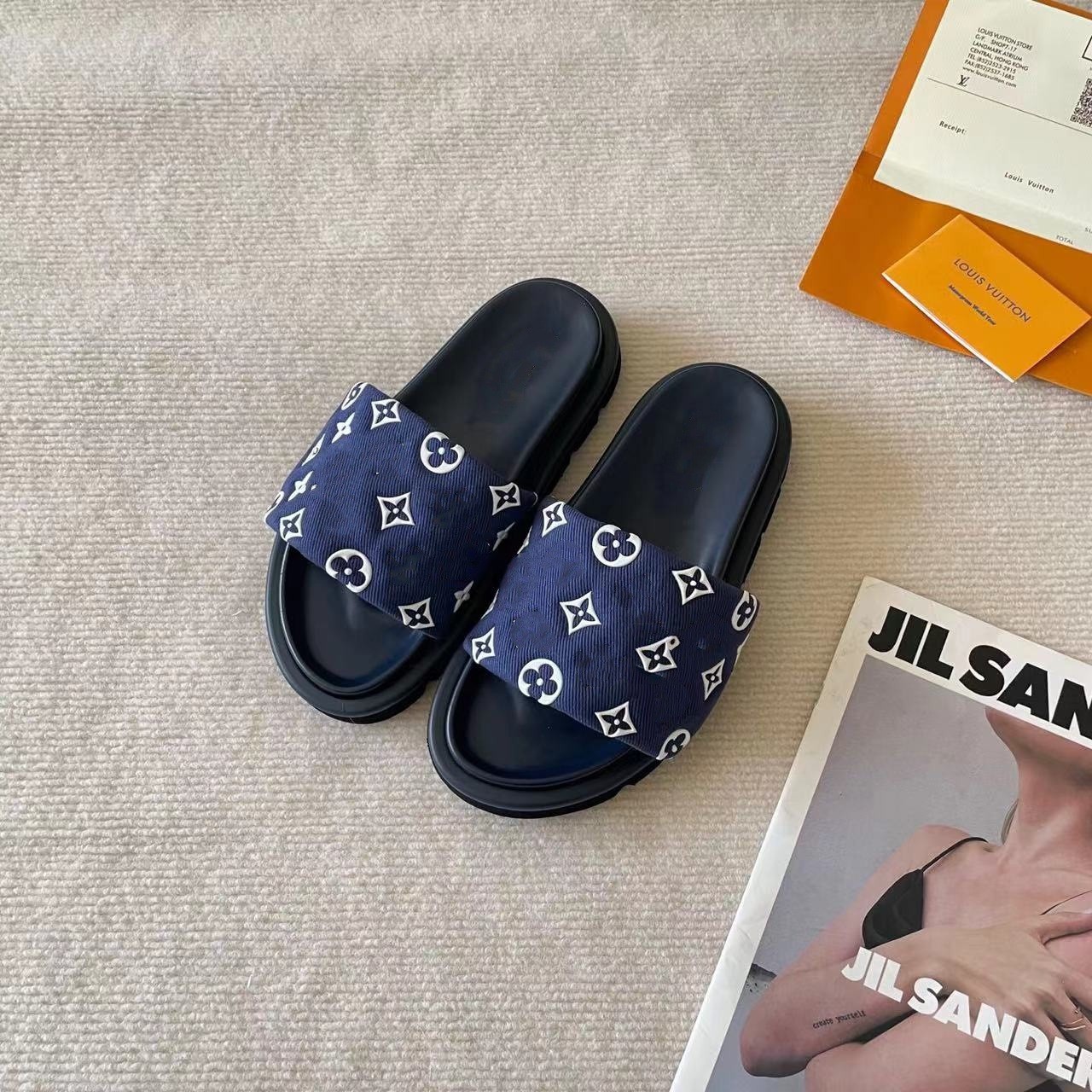 Zapatillas de velcro de suela gruesa para mujer 2024 verano nuevo estilo exterior moda antideslizante letras de mezclilla pareja chanclas