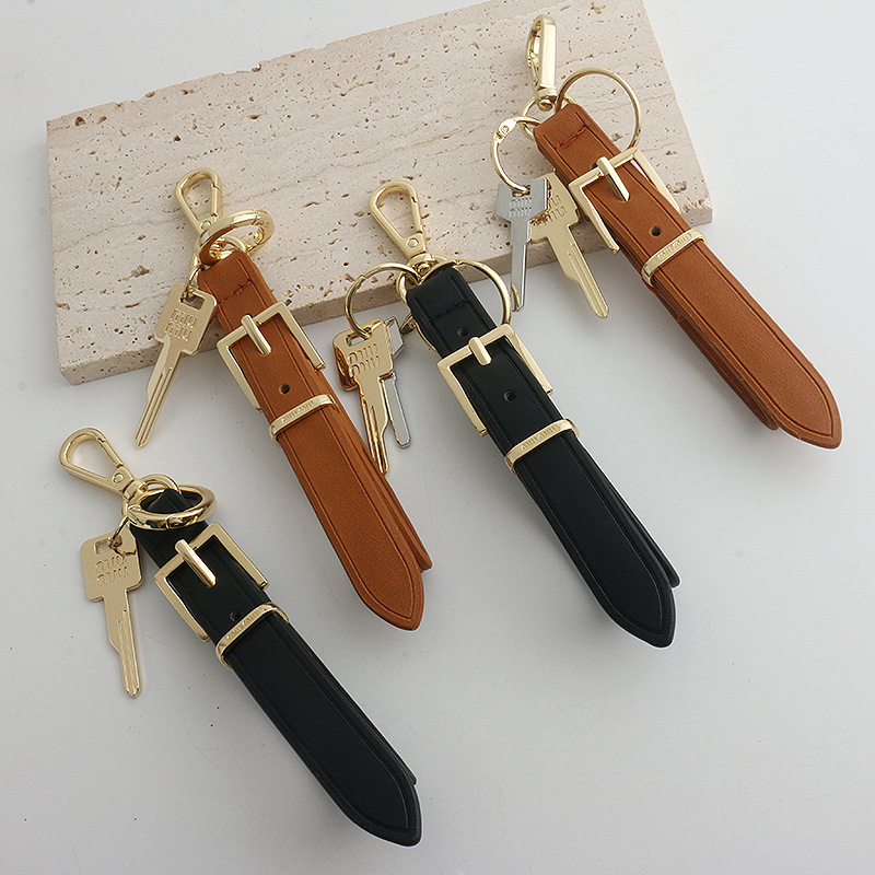 Xiaohongshu ins estilo explosivo uim caja de llaves de cuero colgante llavero de coche colgante pequeño de moda para hombres y mujeres