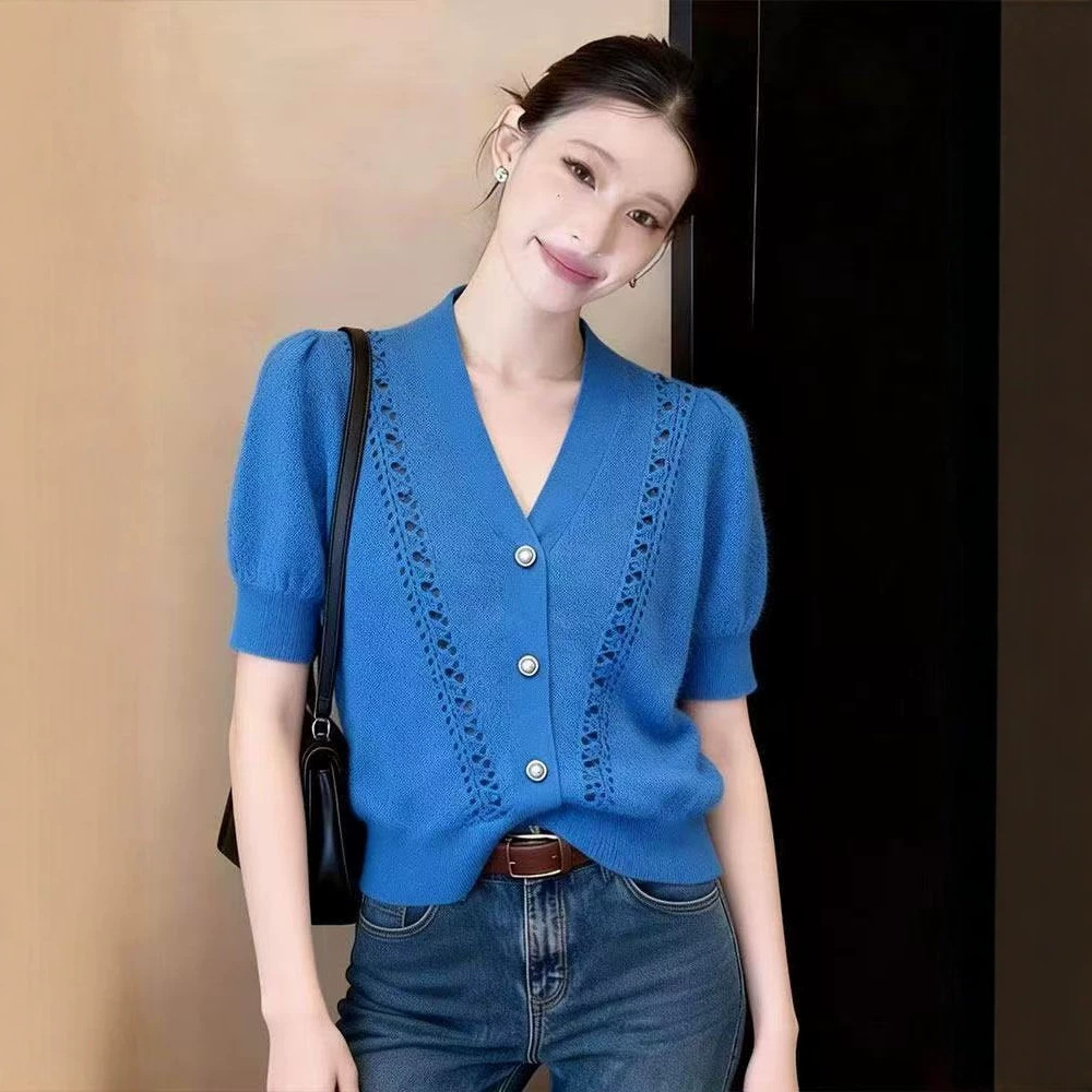 Áo cardigan len dệt kim họa tiết rỗng màu xanh Klein — Xanh da trờicolor chi tiết 1