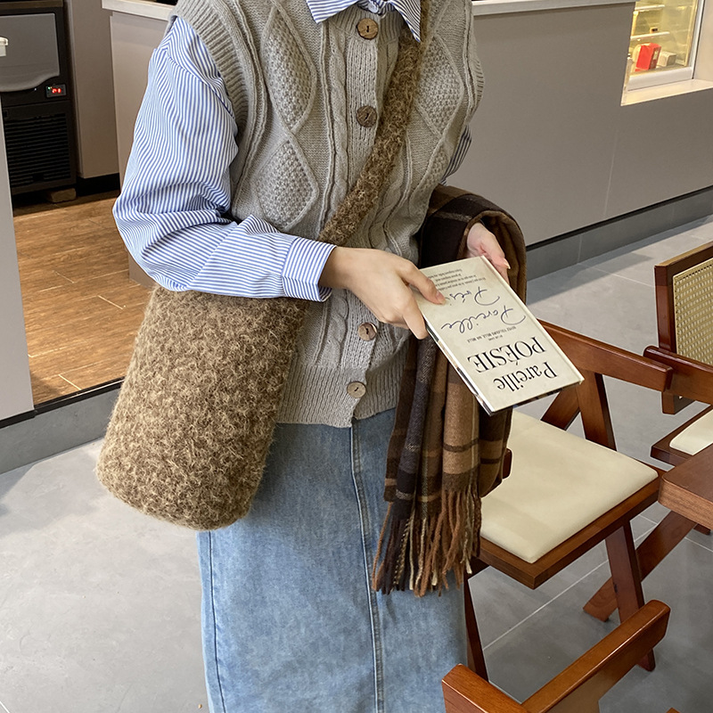 Solid color plush with bucket: maillard brown