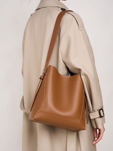 Capacious shoulder bag one shoulder, genuine leather