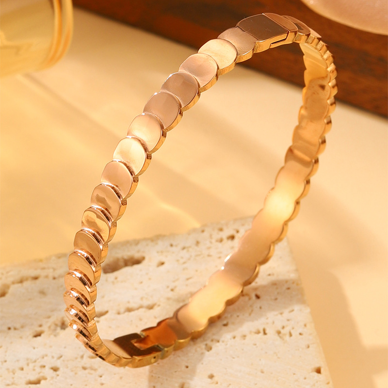Brazalete de acero de titanio de moda transfronteriza para niñas de alto nivel de sensación de círculo moneda ligera pulsera de lujo pulsera de pop europea y americana